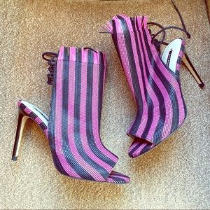 COPY - NEW Zara navy and hot pink bootie heels si…